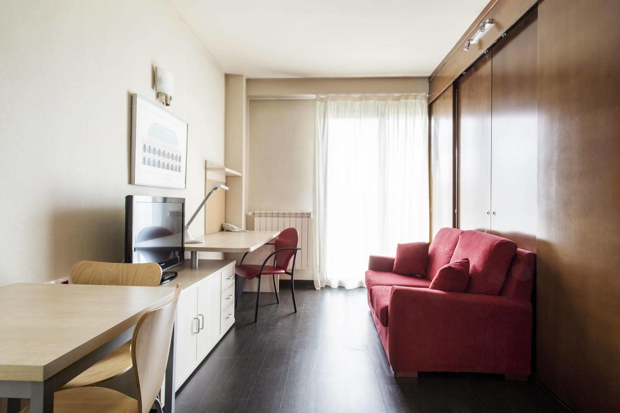 Residencia Universitaria Resa Giner De Los Rios Алькала-де-Энарес Экстерьер фото